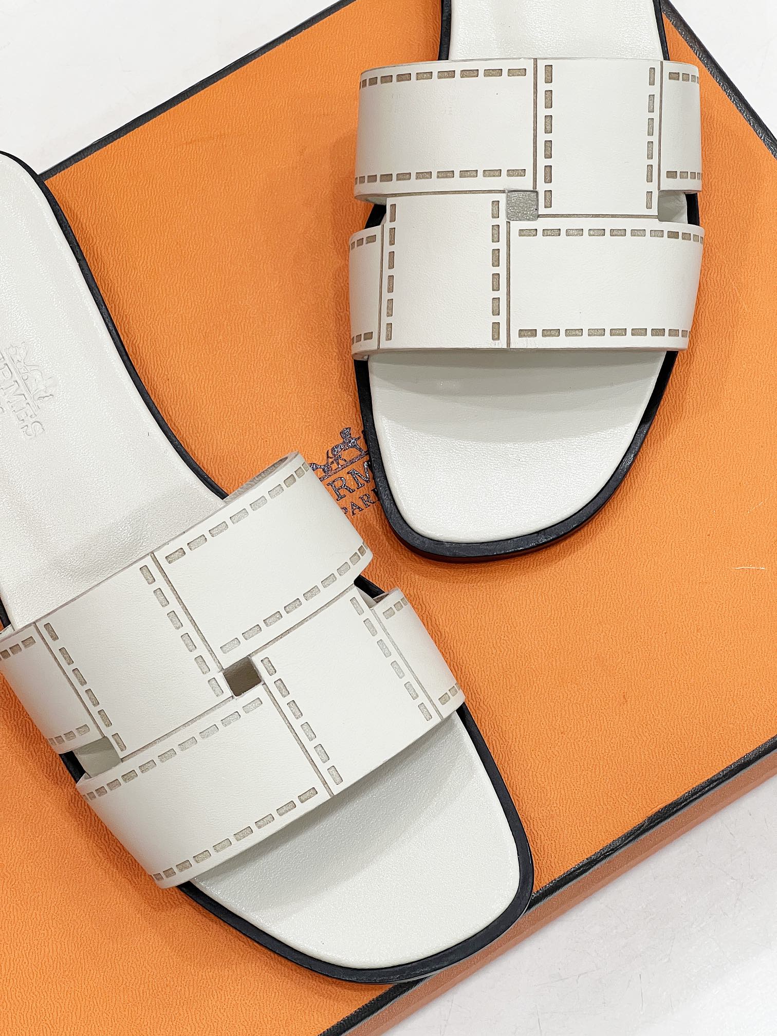 IDIOMA SANDAL IN WHITE CREAM CALFSKIN