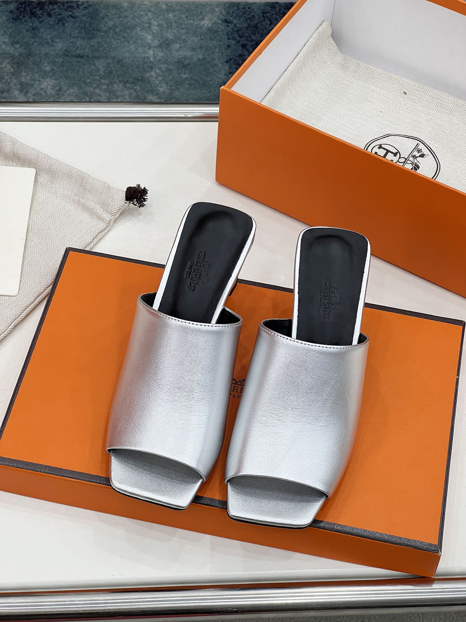ICONIQUE 60 SANDAL IN SILVER CALFSKIN