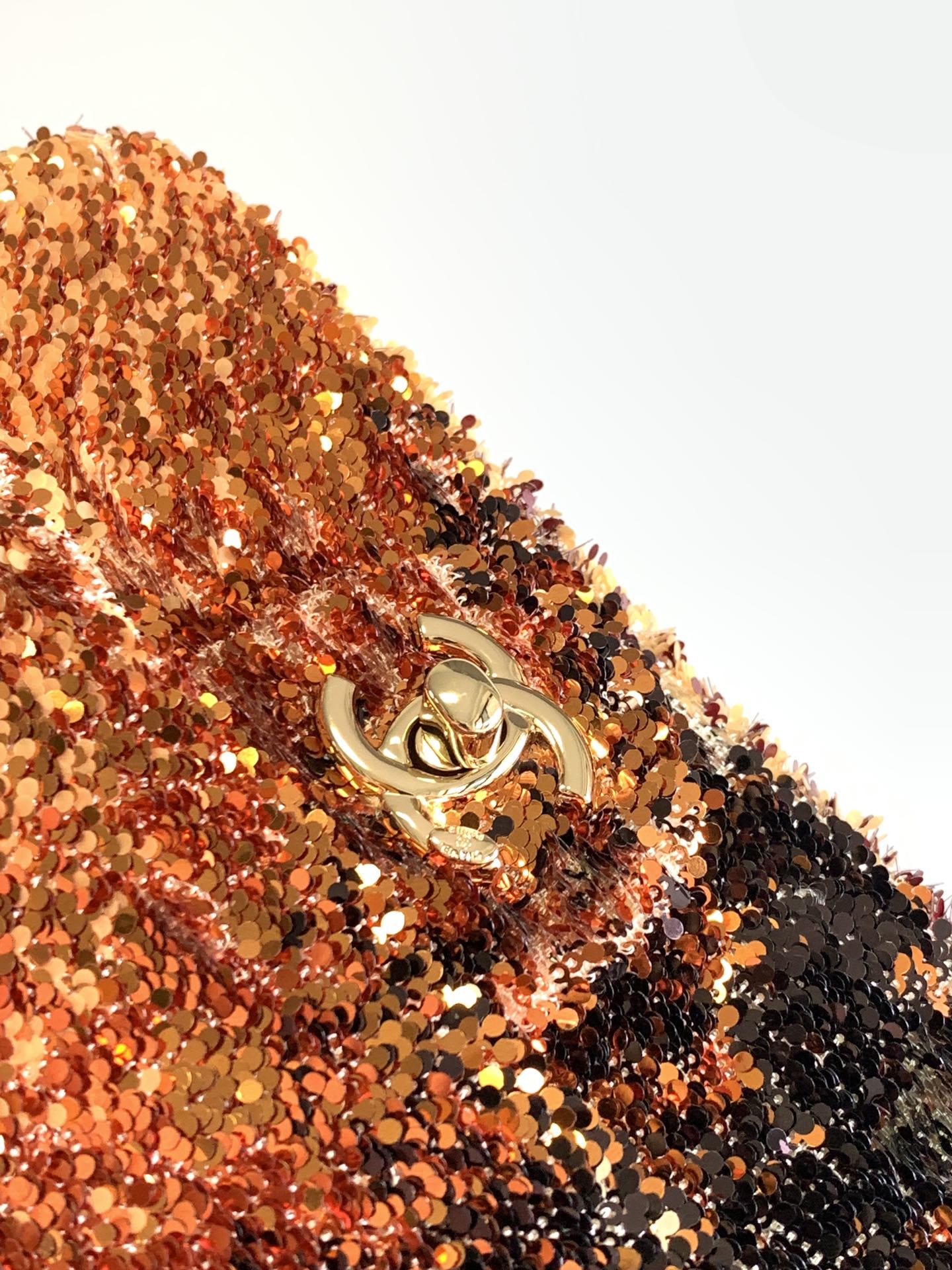 FLAP BAG 20 IN OMBRE ORANGE SEQUINS GOLD HARDWARE
