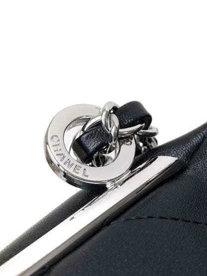SHOULDER BAG 30 IN BLACK SOFT LAMBSKIN EMBOSSED LOGO SILVER HARDWARE