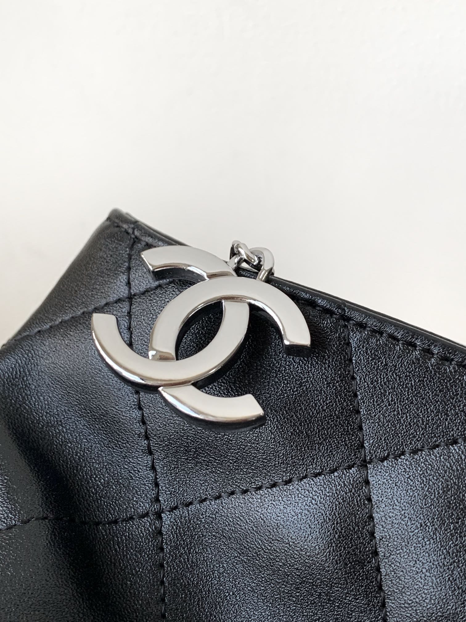 SHOULDER BAG 30 IN BLACK SOFT LAMBSKIN EMBOSSED LOGO SILVER HARDWARE