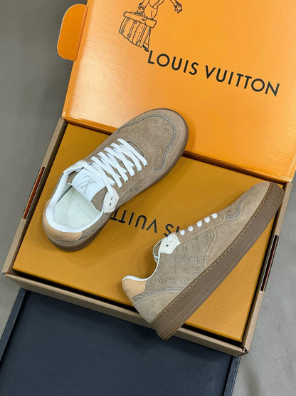 STADIUM SNEAKER IN KHAKI BROWN EMBOSSED MONOGRAM SUEDE