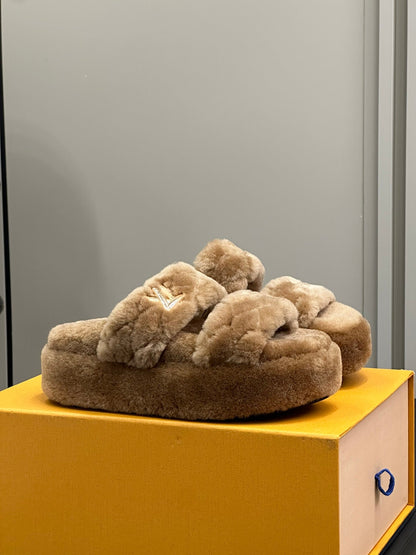 LV WOMEN'S DAD SANDAL MULE IN CAMEL BROWN FLEECE