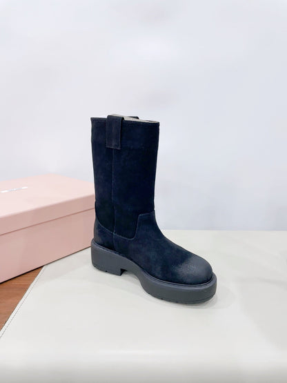 THICK-SOLED BOOTS IN BLACK SUEDE
