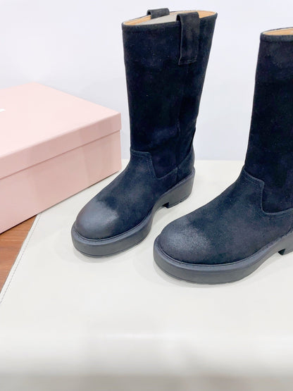 THICK-SOLED BOOTS IN BLACK SUEDE