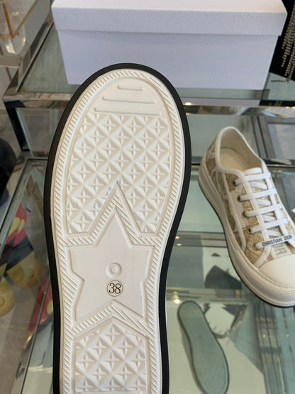 WALK'N PLATFORM SNEAKER IN WHITE-GOLD TONE EMBROIDERED FABRIC