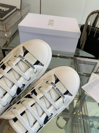 WALK'N PLATFORM SNEAKER IN WHITE AND BLACK EMBROIDERED COTTON