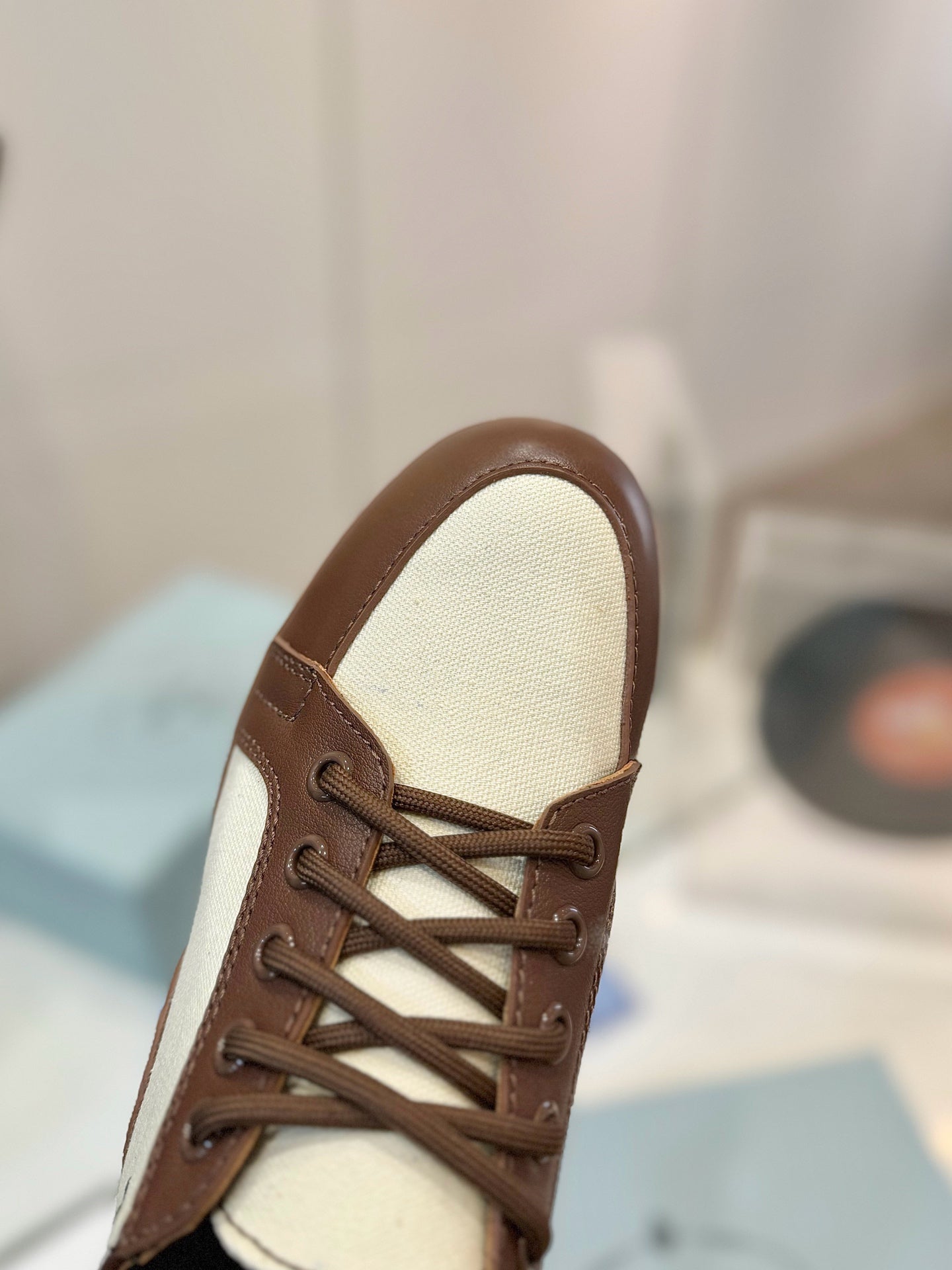 SNEAKERS IN BROWN LAMBSKIN AND WHITE CANVAS