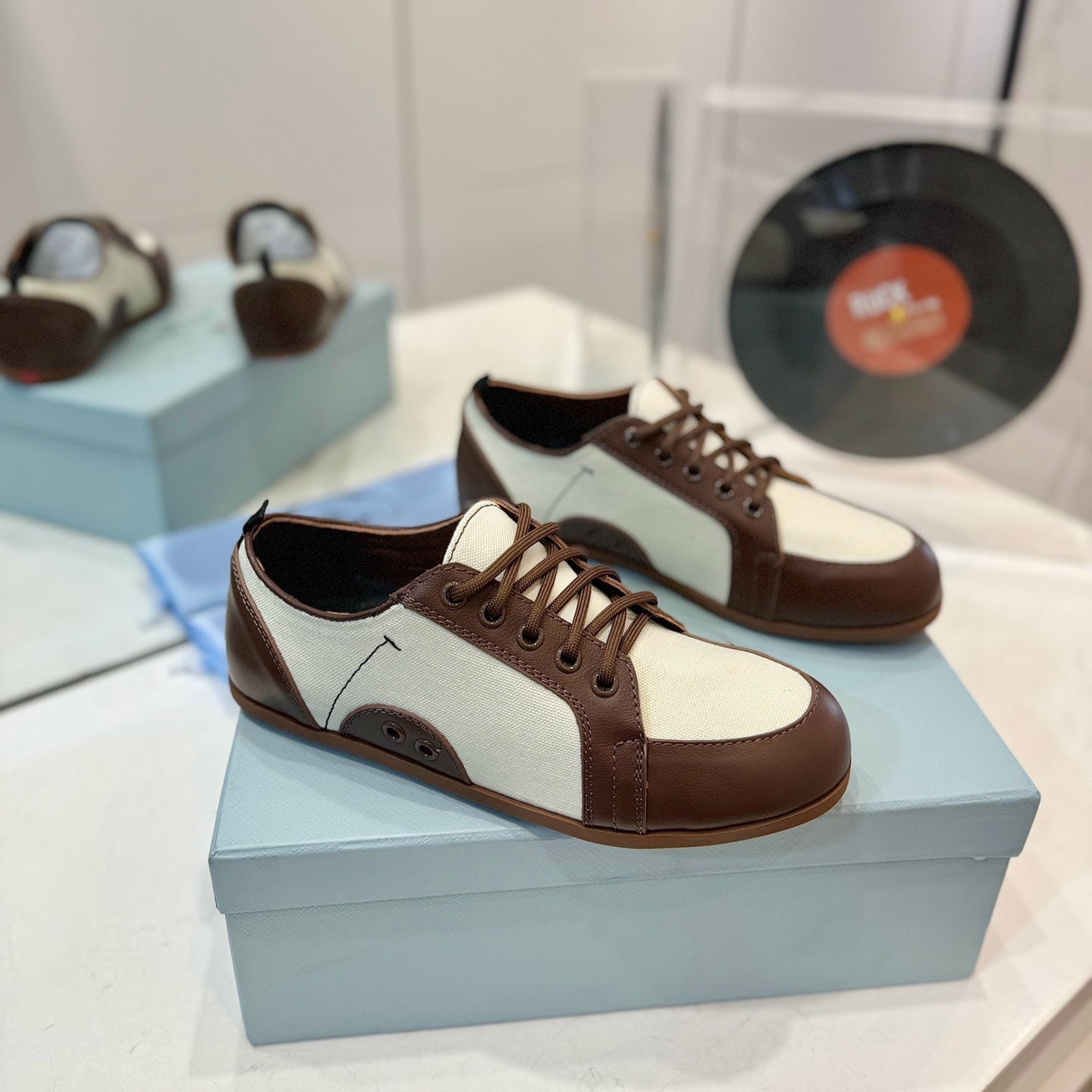 SNEAKERS IN BROWN LAMBSKIN AND WHITE CANVAS