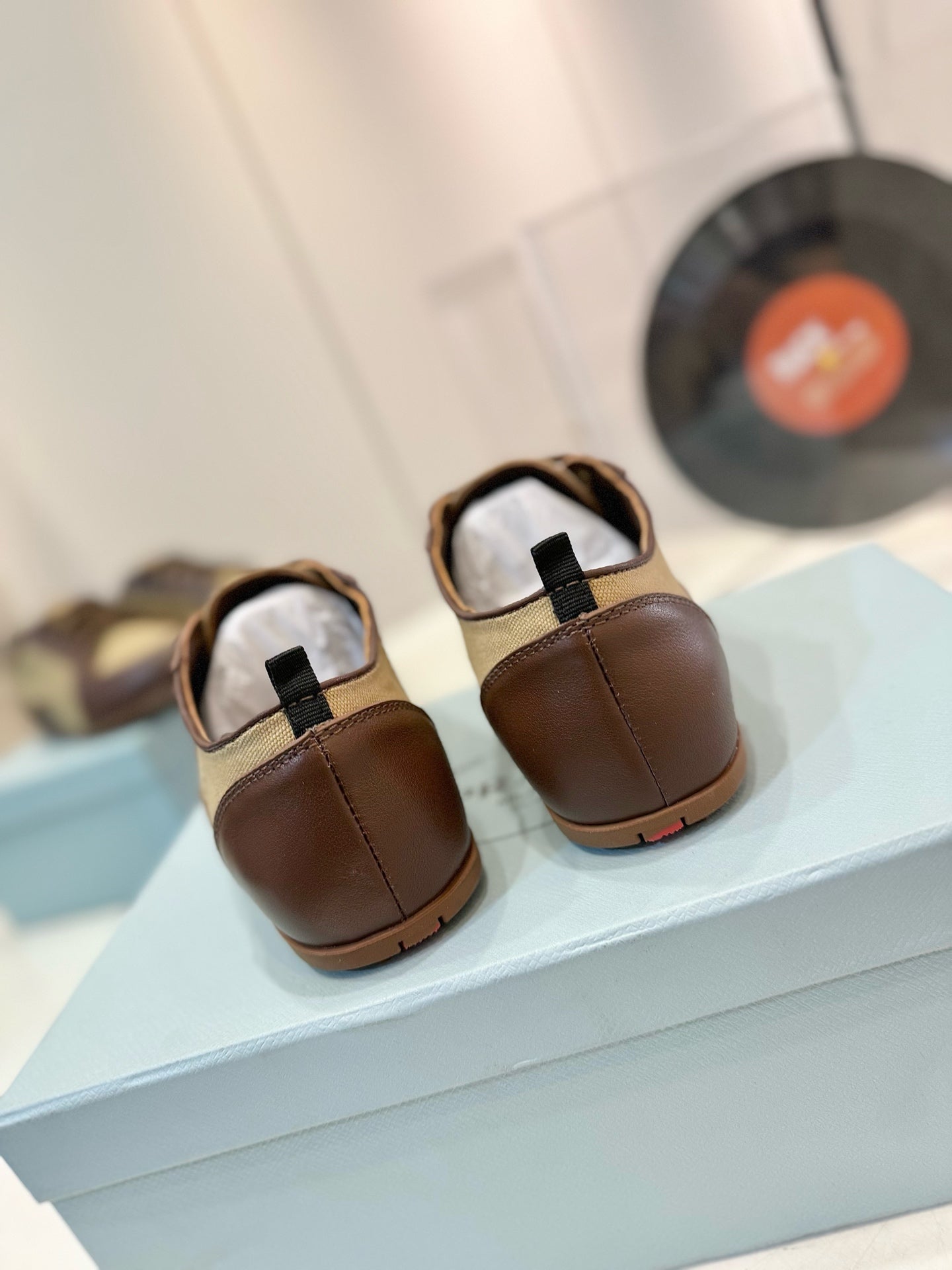 SNEAKERS IN BROWN LAMBSKIN AND BEIGE CANVAS