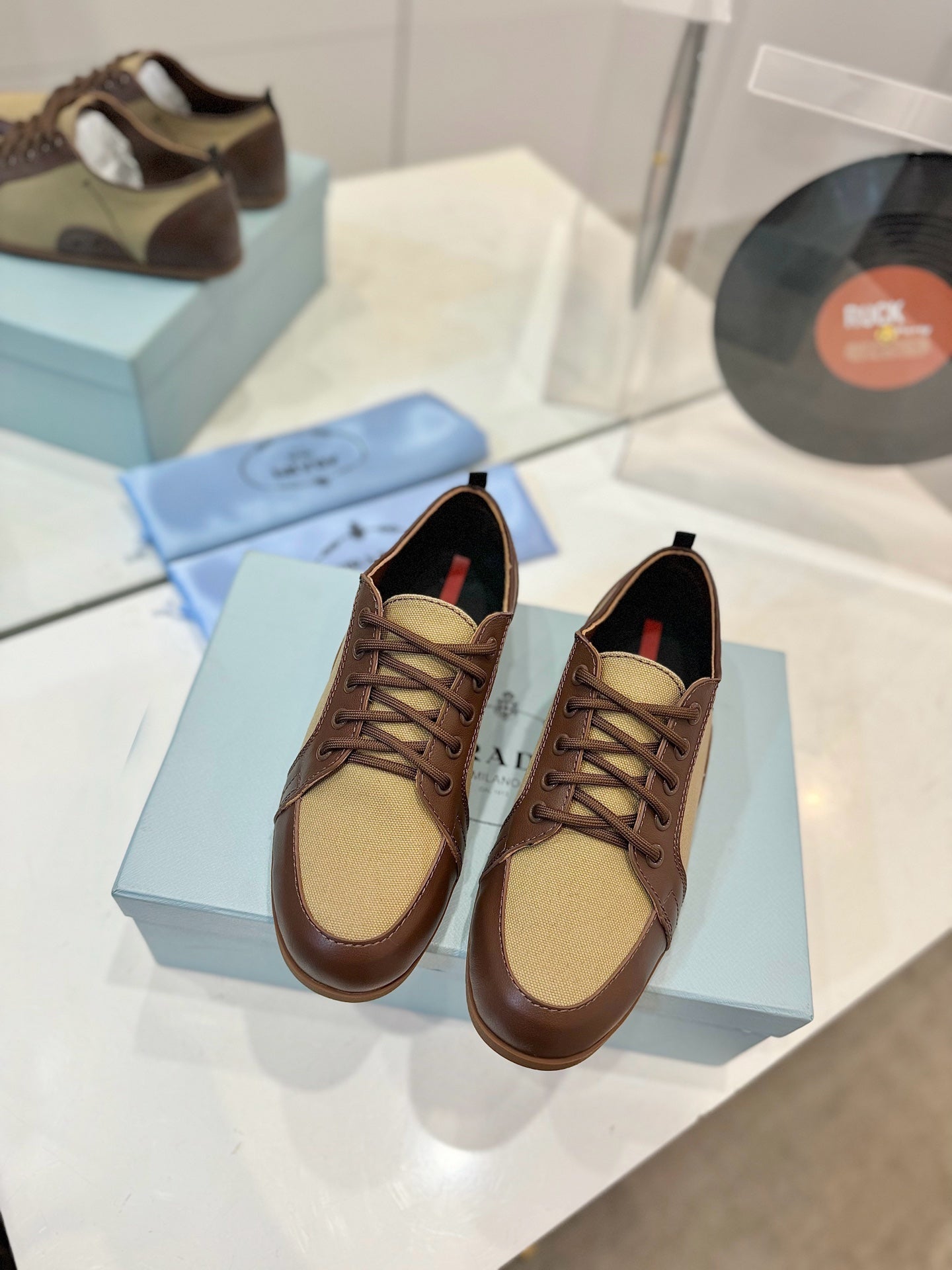 SNEAKERS IN BROWN LAMBSKIN AND BEIGE CANVAS