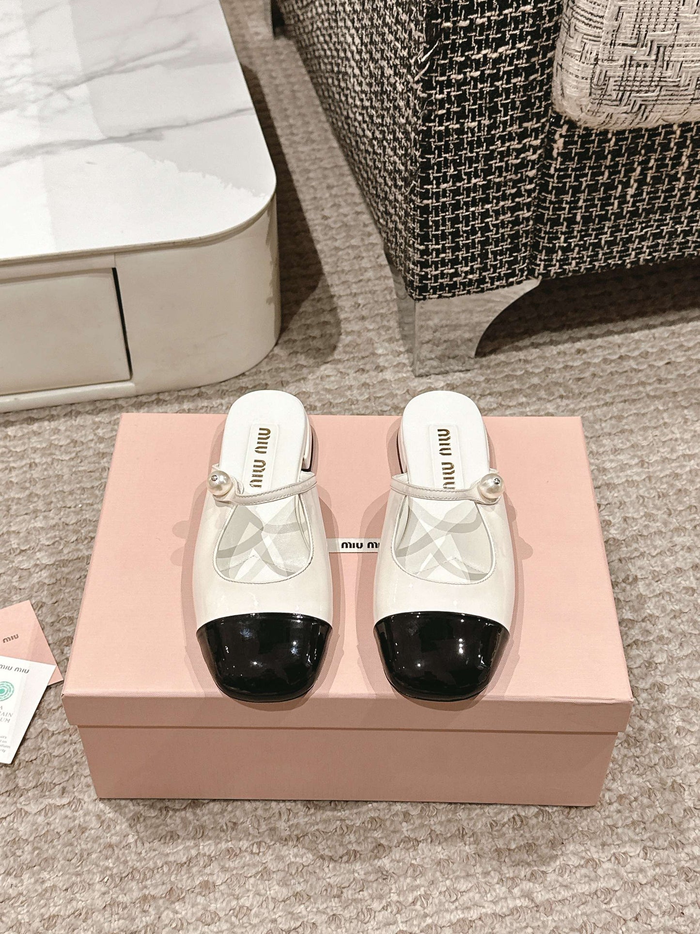 FLAT MULE IN WHITE MIX BLACK PATENT CALFSKIN