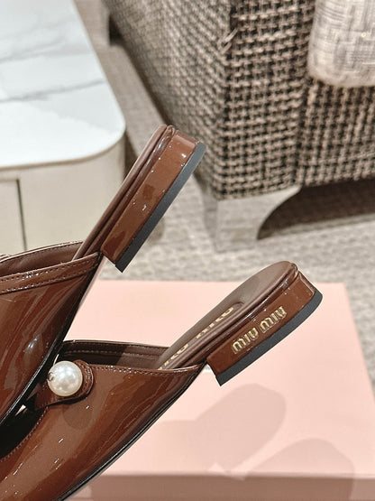 FLAT MULE IN CHOCOLATE BROWN MIX BLACK PATENT CALFSKIN