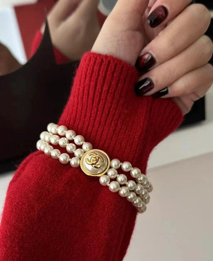 CC ROUND BUTTON RESIN BRACELET WITH THREE LAYERS OF PEARLS