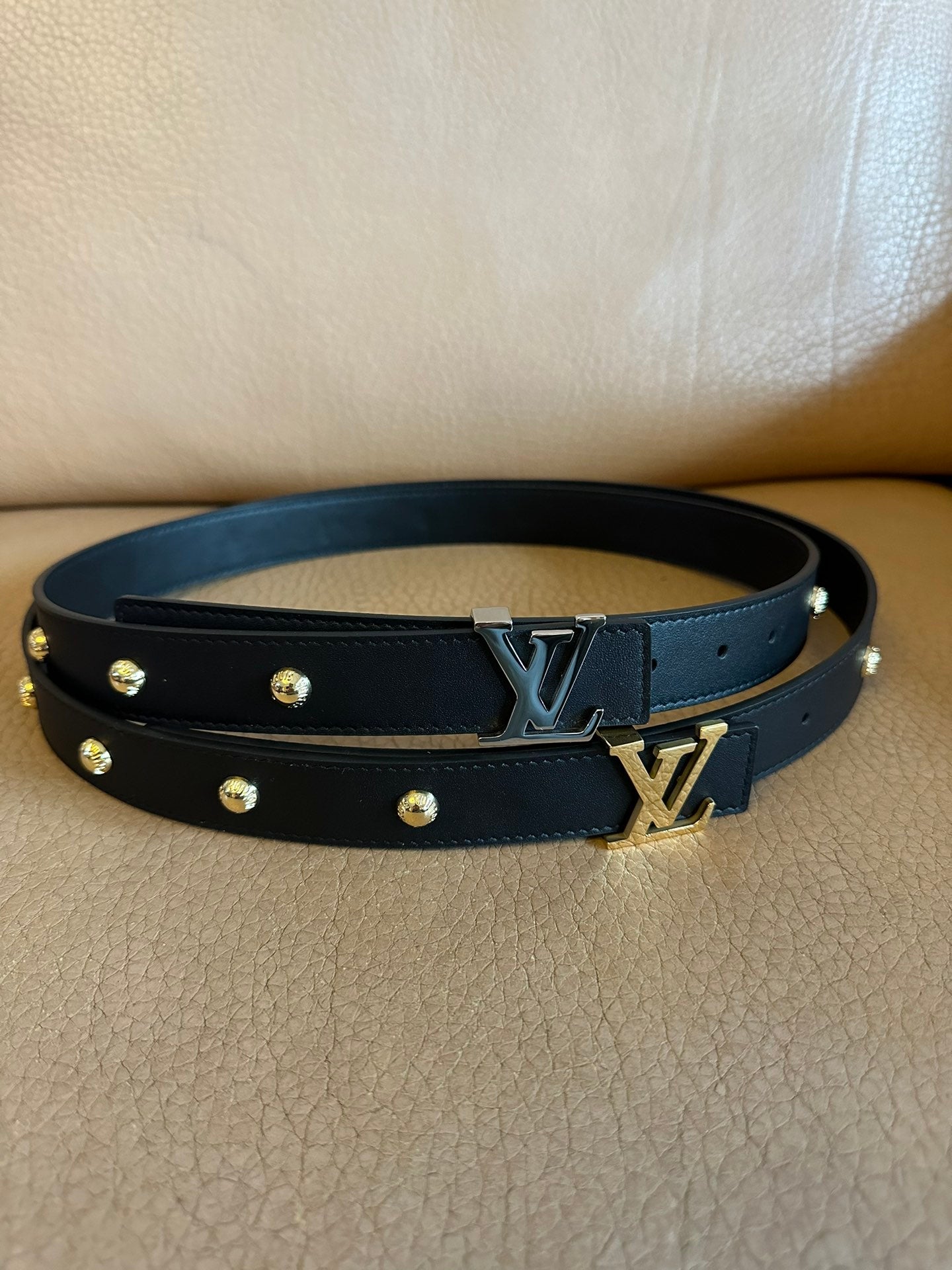 LV INITIALES STUDS 30 MM REVERSIBLE BELT IN BLACK CALFSKIN GOLD HARDWARE