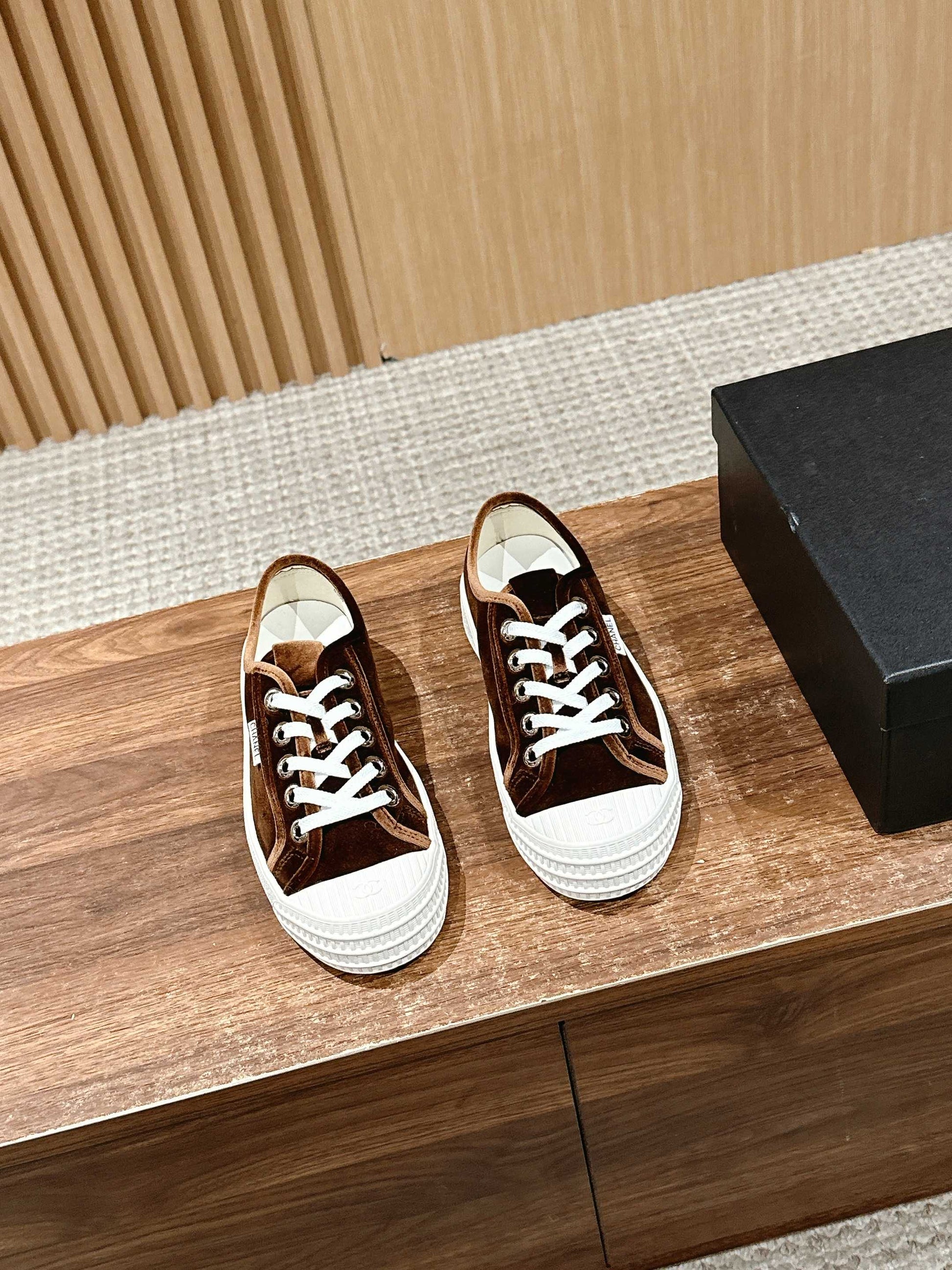 CONVERSE SNEAKER IN PENNY BROWN VELVET