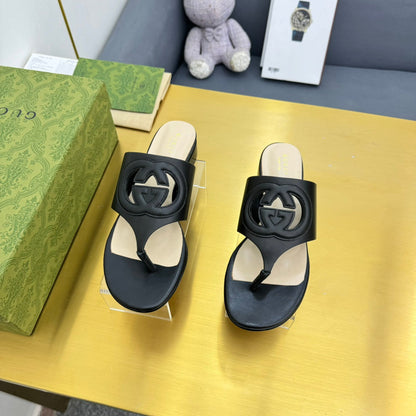 BLONDIE THONG SANDAL IN BLACK LAMBSKIN