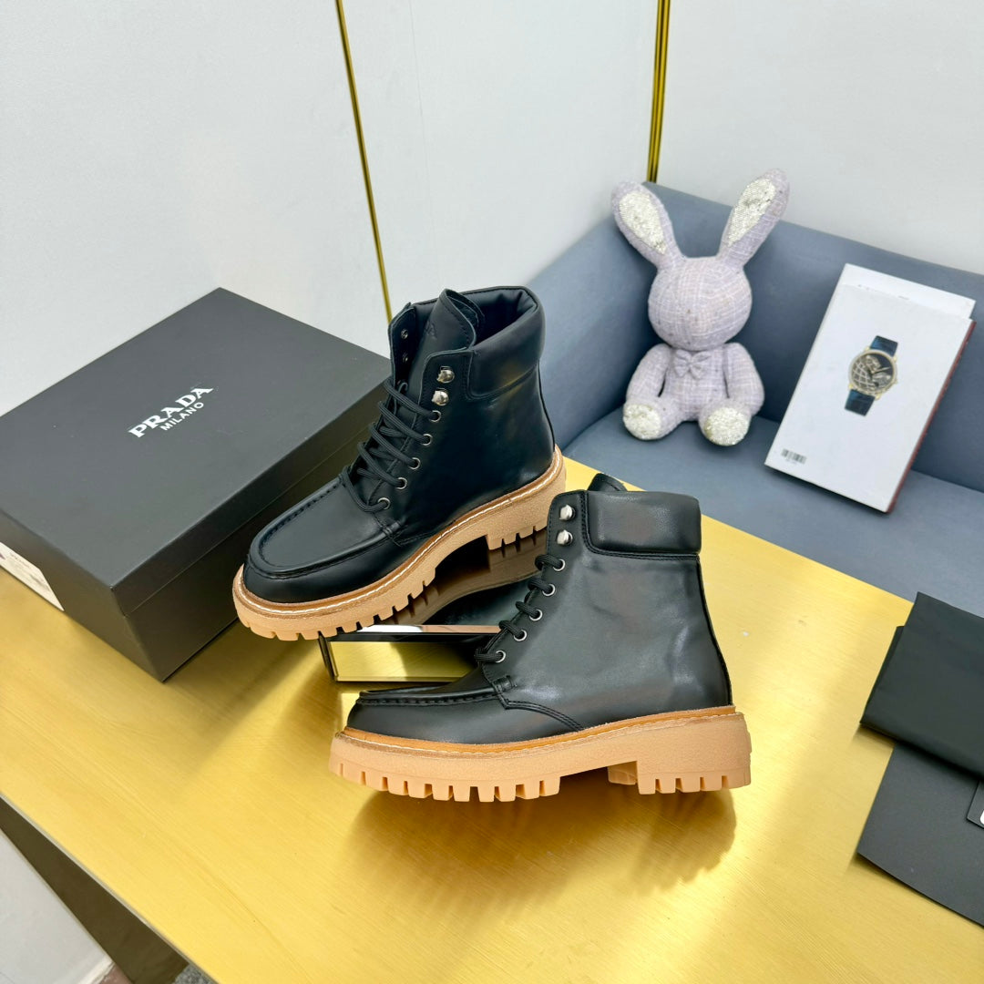 LACE-UP ANKLE BOOTS IN BLACK CALFSKIN