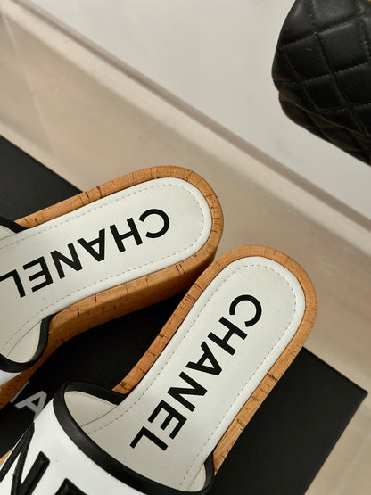 THICK SOLE LETTER SLIPPERS IN WHITE SHEEPSKIN