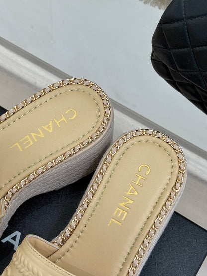 THICK SOLE WEDGE SLIPPERS IN BISQUE BEIGE CALFSKIN