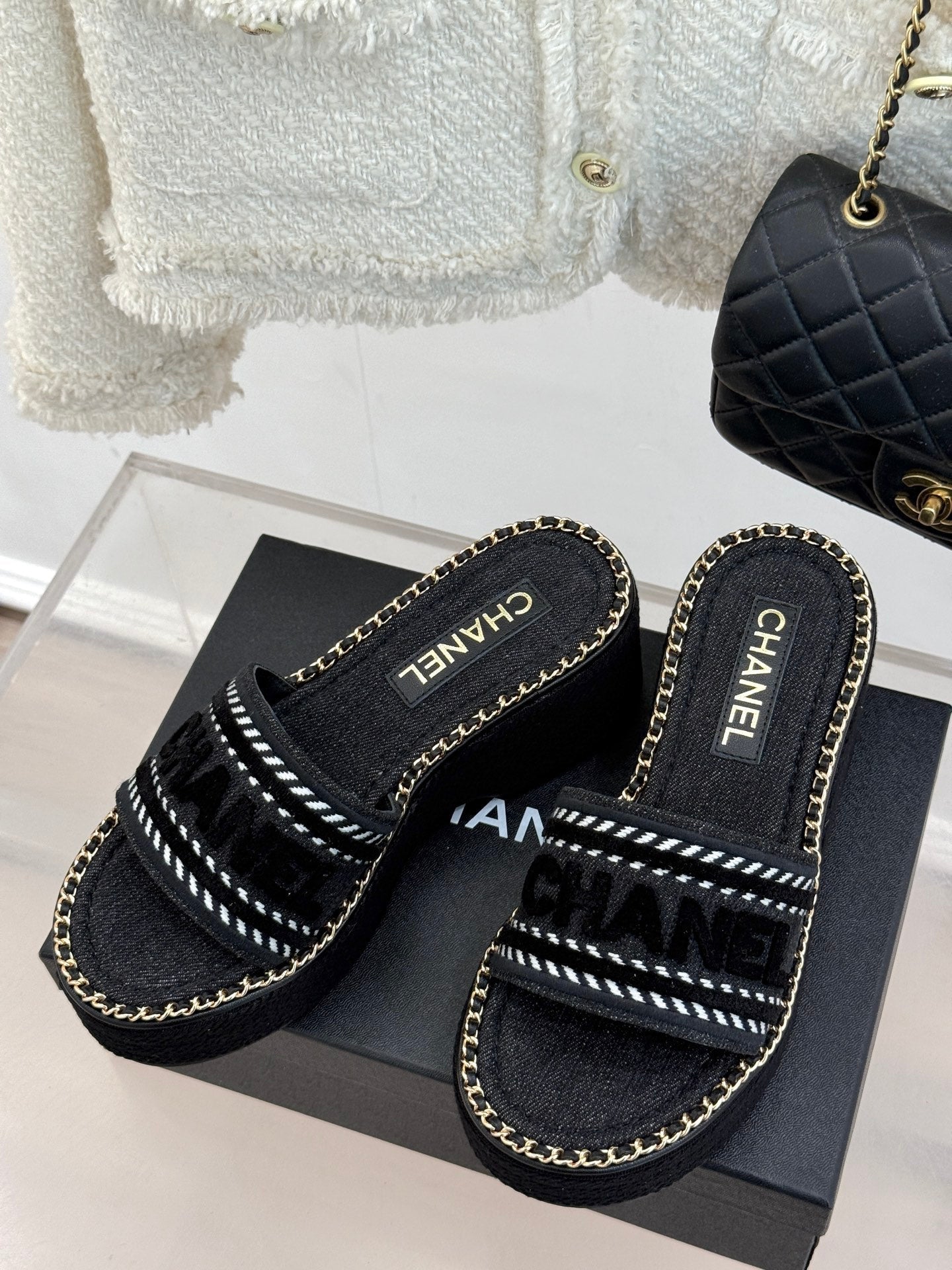 THICK SOLE WEDGE SLIPPERS IN BLACK DENIM FABRIC