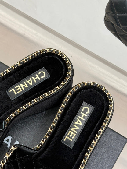 THICK-SOLED CHAIN HEART SLIPPER IN BLACK VELVET