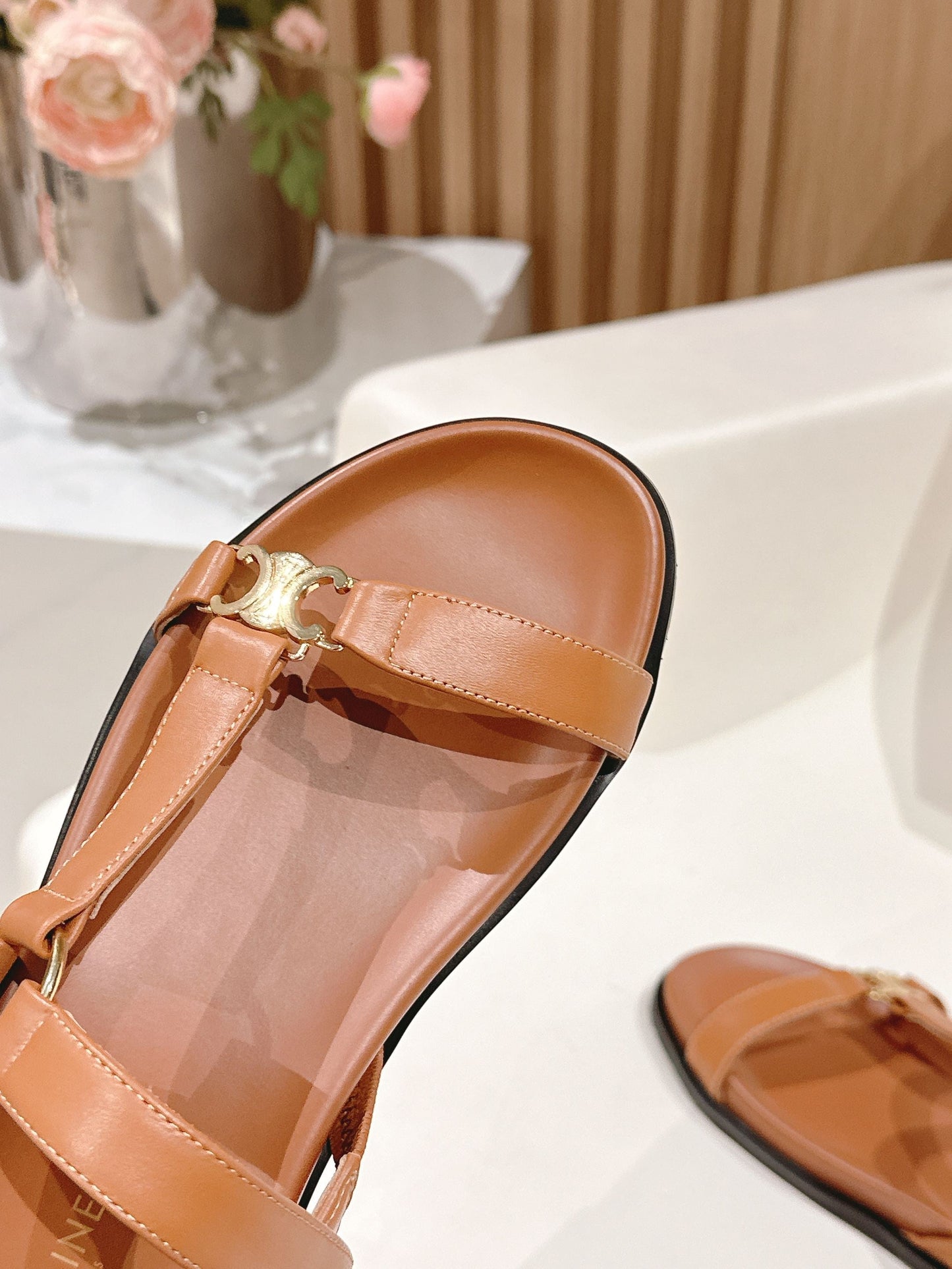 MAUD SANDAL WITH TRIOMPHE IN LIGHT CARAMEL BROWN CALFSKIN