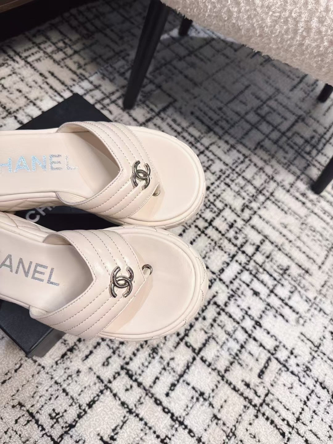 THICK-SOLED THONG SLIPPERS IN WHITE CALFSKIN