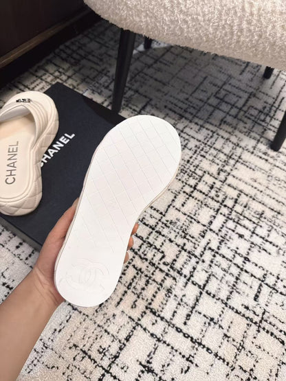 THICK-SOLED THONG SLIPPERS IN WHITE CALFSKIN