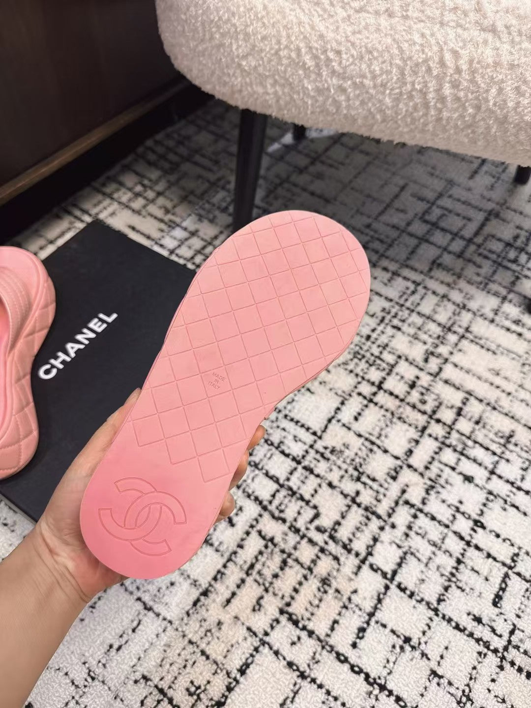 THICK-SOLED THONG SLIPPERS IN BRIGHT PINK CALFSKIN