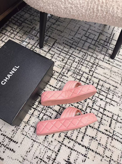 THICK-SOLED THONG SLIPPERS IN BRIGHT PINK CALFSKIN