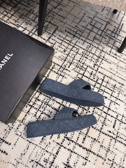 THICK-SOLED THONG SLIPPERS IN NAVY BLUE DENIM