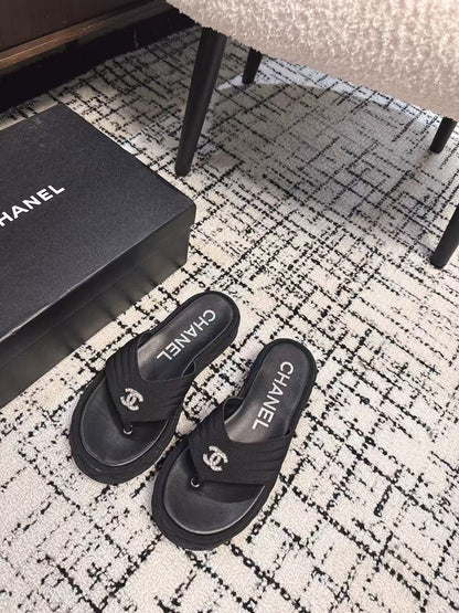 THICK-SOLED THONG SLIPPERS IN BLACK DENIM