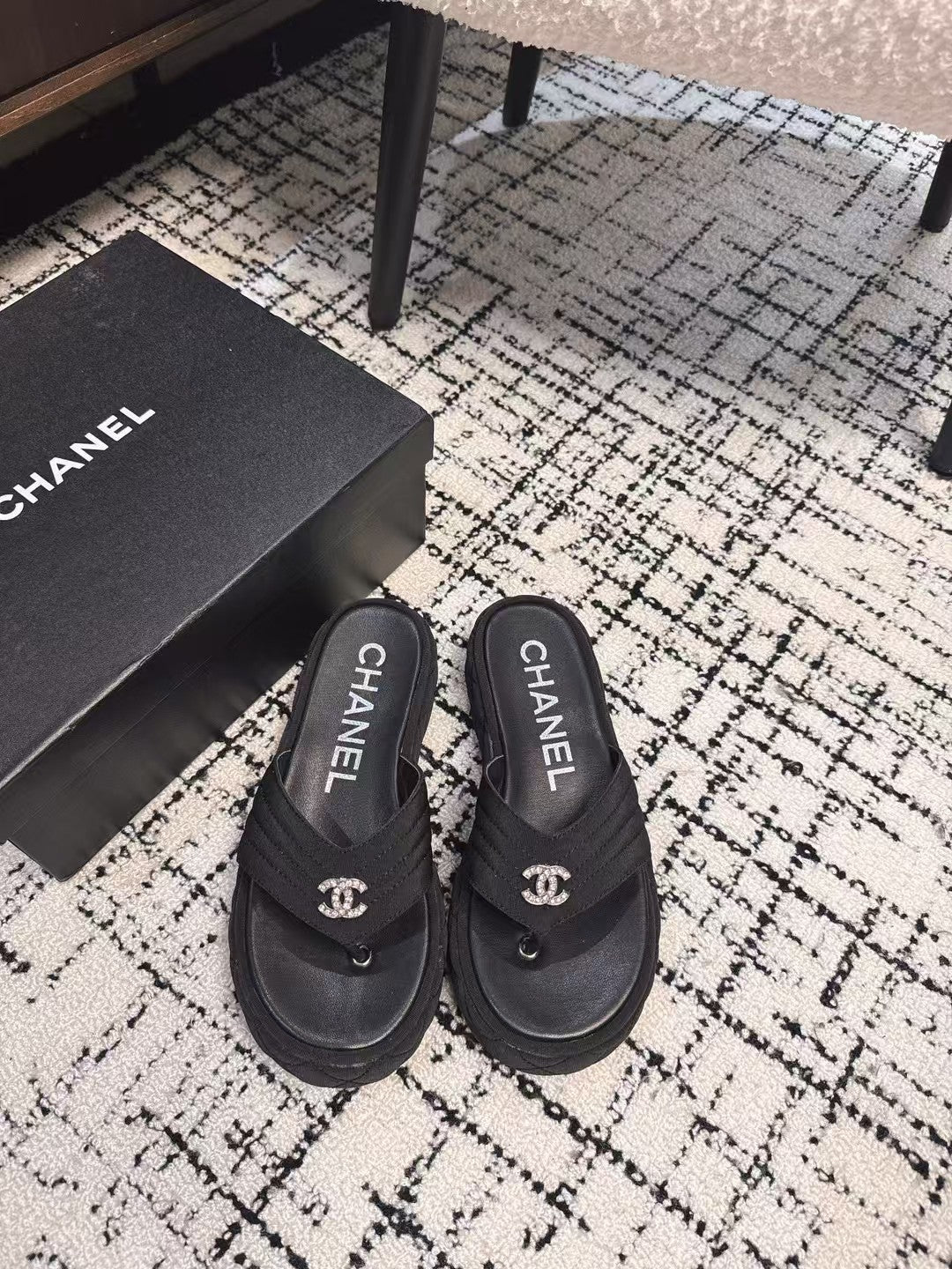 THICK-SOLED THONG SLIPPERS IN BLACK DENIM