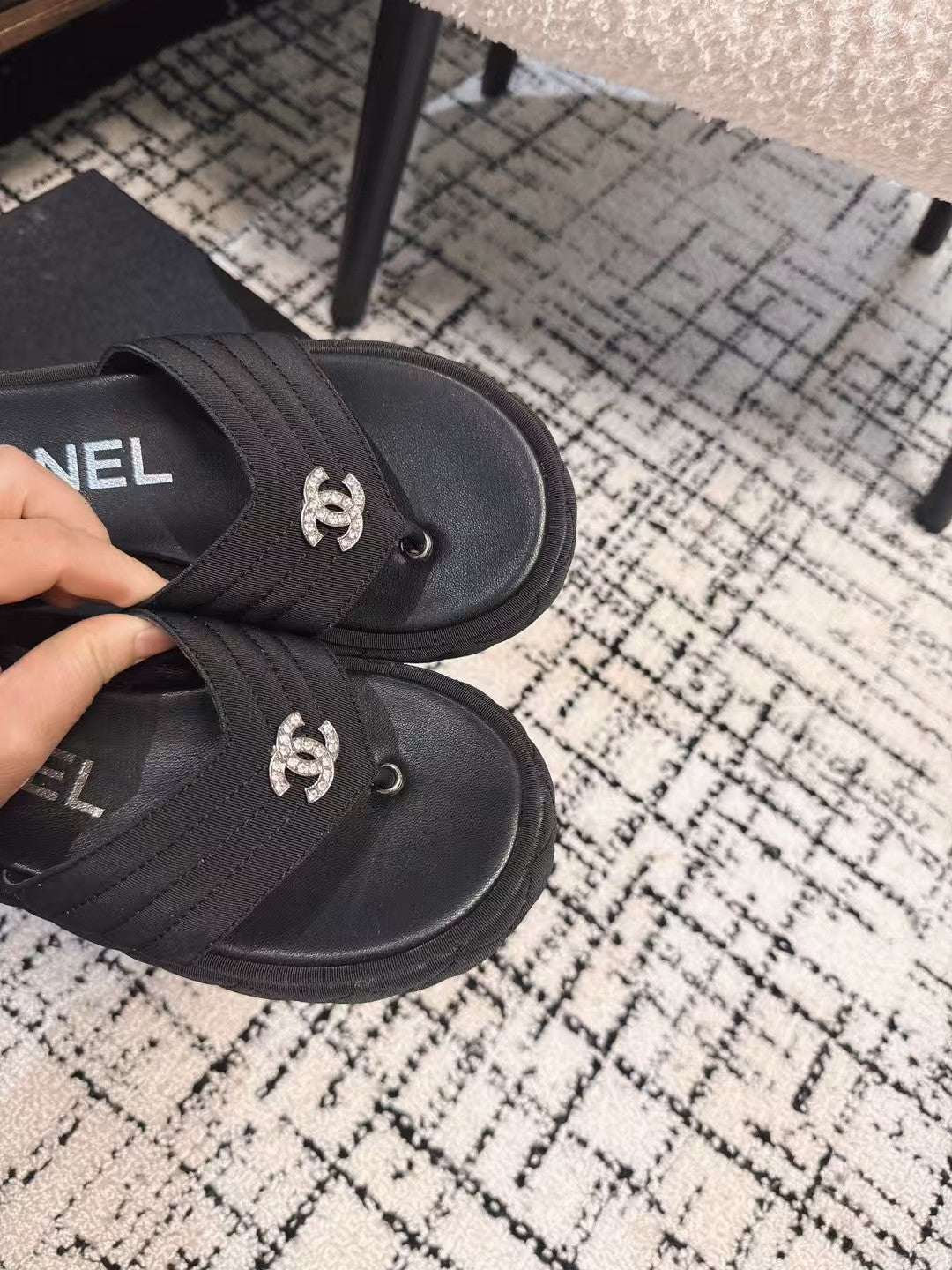 THICK-SOLED THONG SLIPPERS IN BLACK DENIM