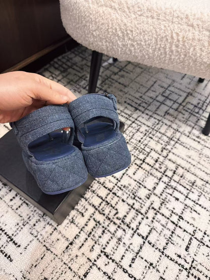 THICK-SOLED THONG SANDAL IN NAVY BLUE DENIM