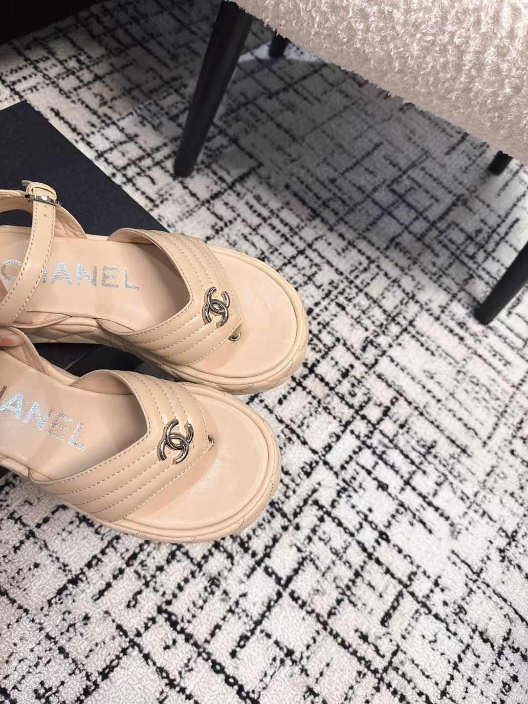 THICK-SOLED THONG SANDAL IN MACAROON BEIGE LAMBSKIN