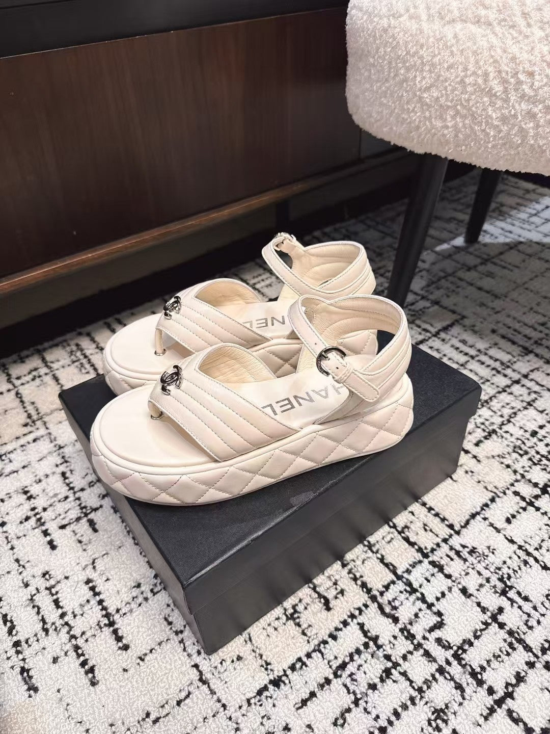 THICK-SOLED THONG SANDAL IN WHITE CREAM LAMBSKIN