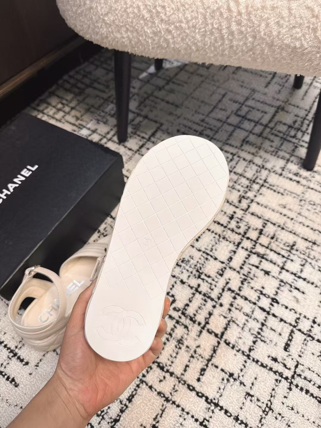 THICK-SOLED THONG SANDAL IN WHITE CREAM LAMBSKIN