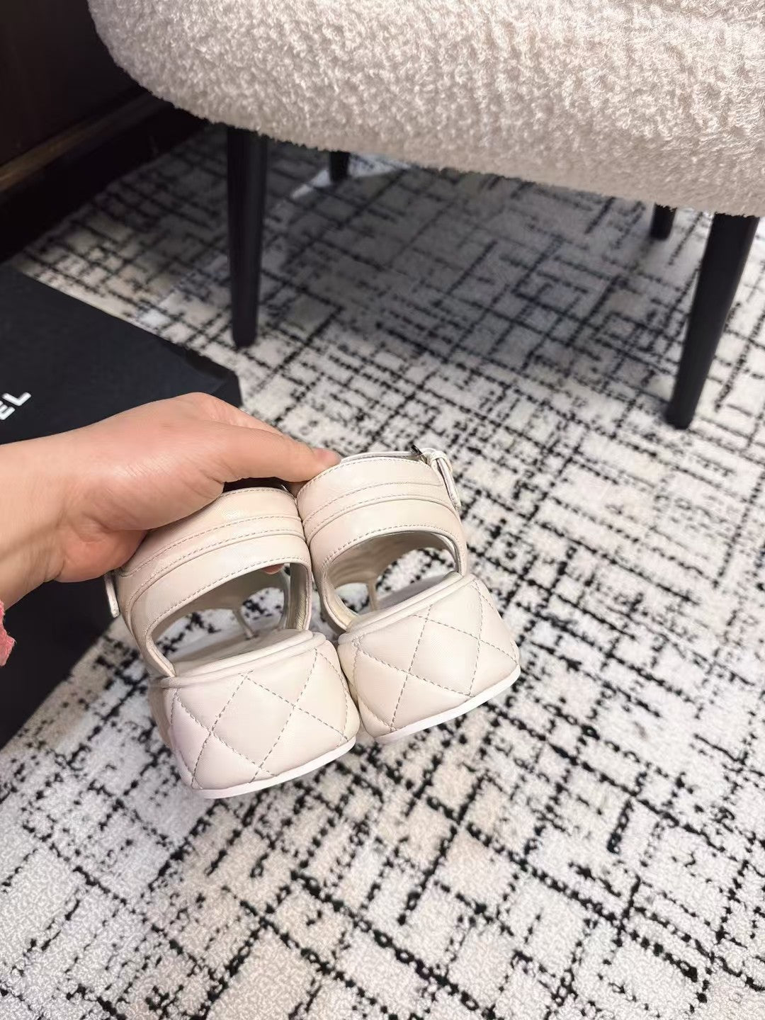 THICK-SOLED THONG SANDAL IN WHITE CREAM LAMBSKIN