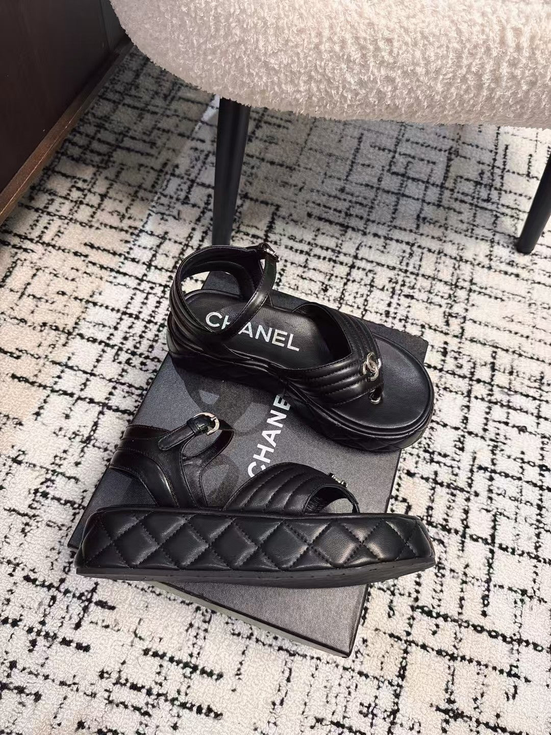 THICK-SOLED THONG SANDAL IN BLACK LAMBSKIN