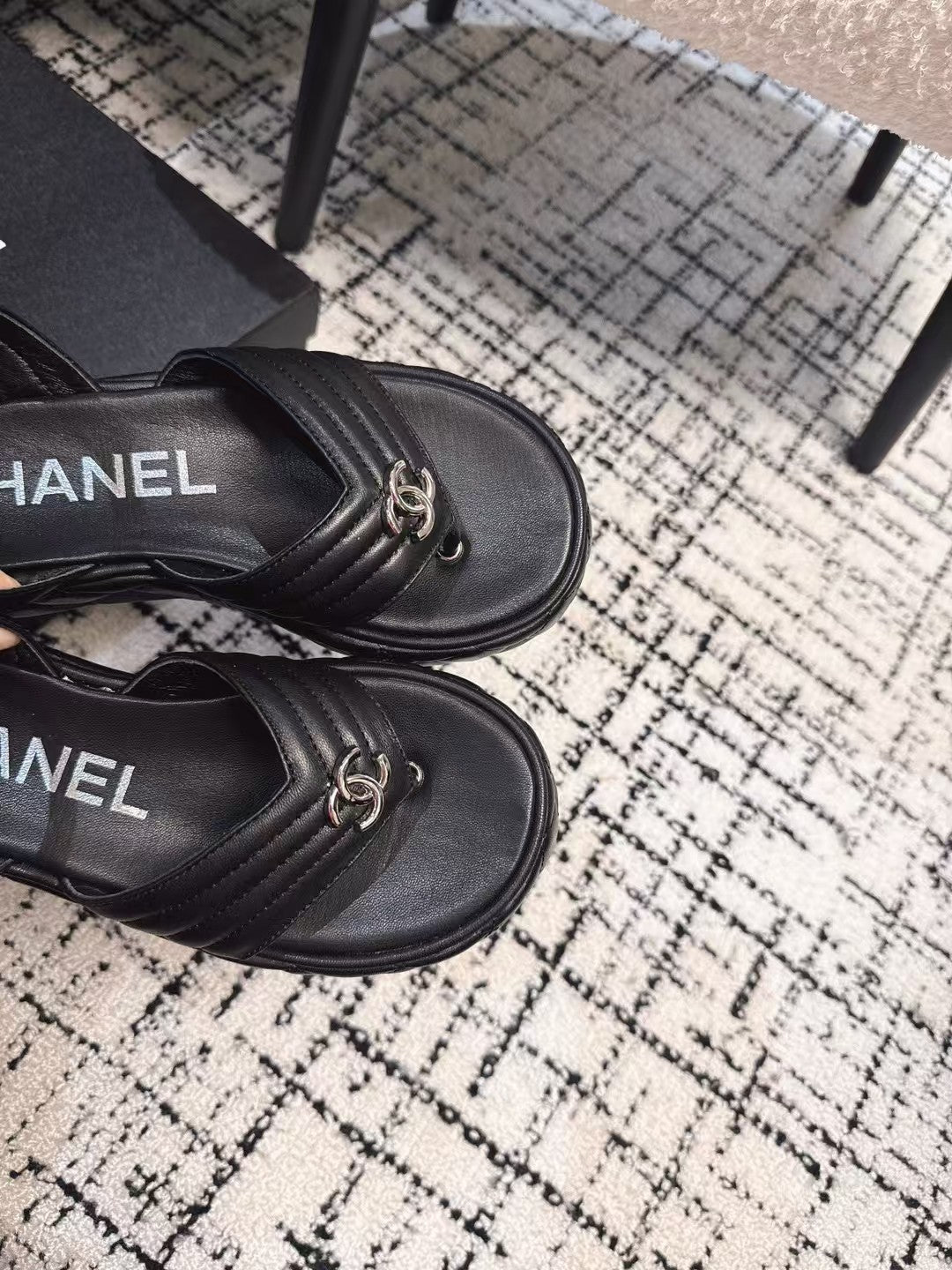 THICK-SOLED THONG SANDAL IN BLACK LAMBSKIN
