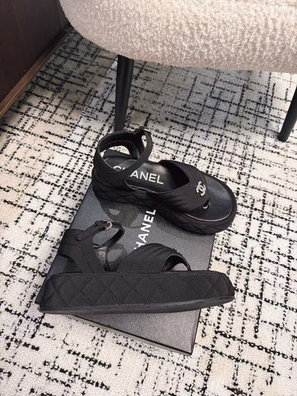 THICK-SOLED THONG SANDAL IN BLACK DENIM