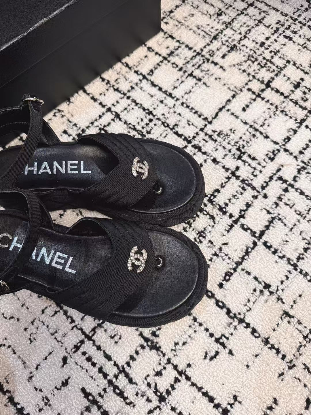 THICK-SOLED THONG SANDAL IN BLACK DENIM