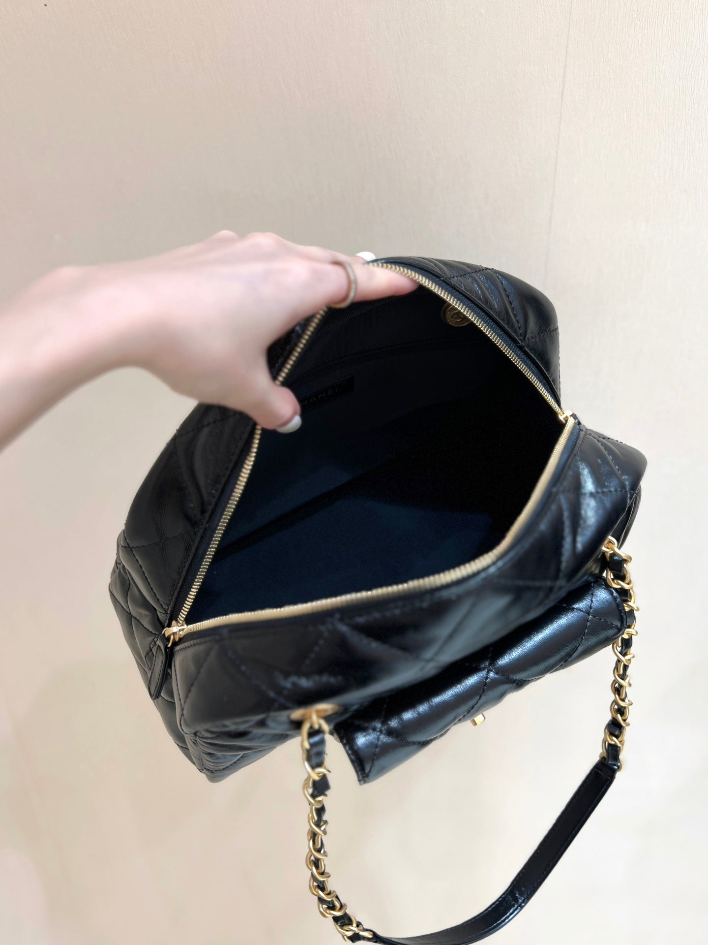 QUILTED BOWLING BAG 33 IN BLACK LAMBSKIN GOLD HARDWARE