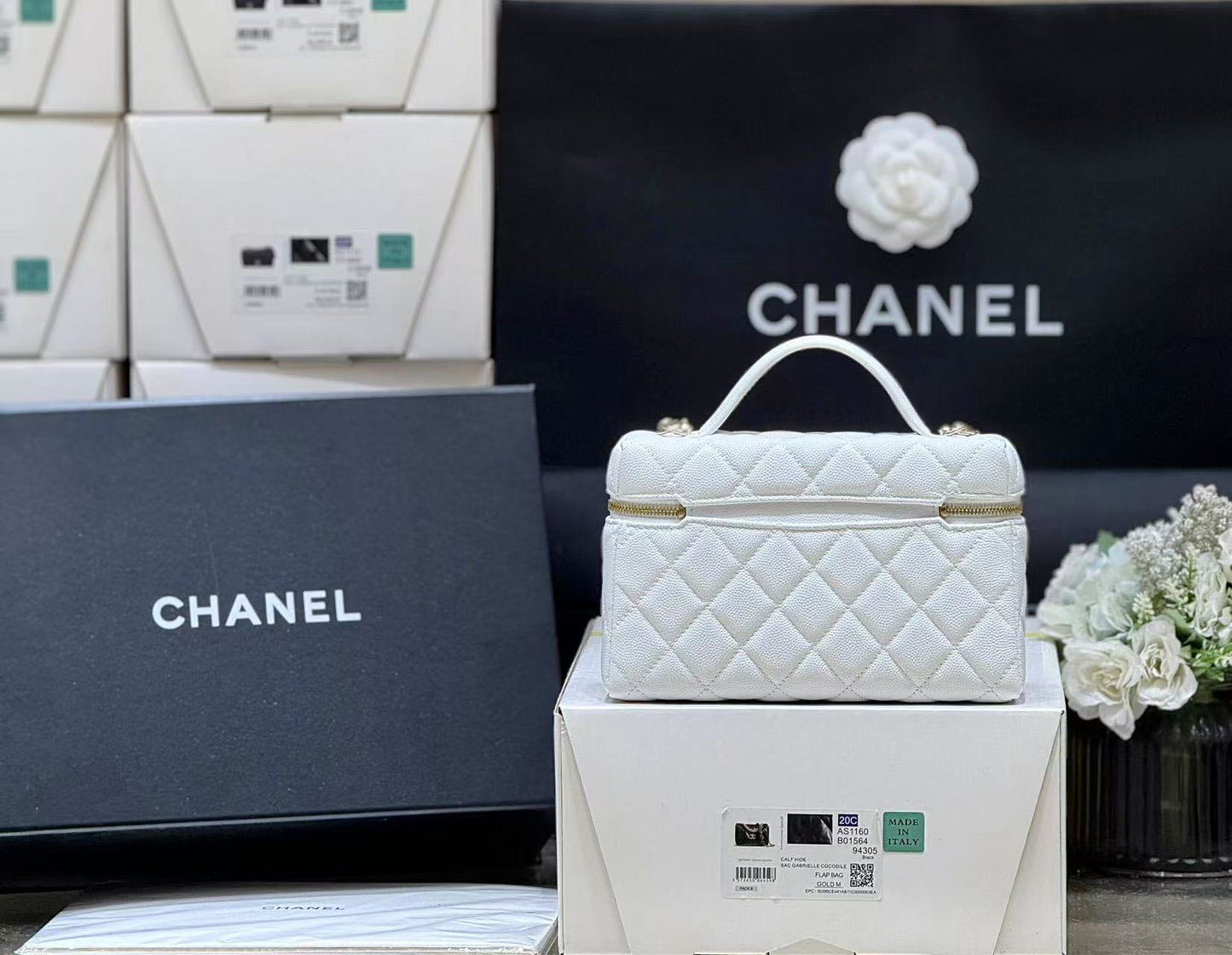 STRASS VANITY QUILTED CASE 19 IN WHITE CALFSKIN WITH GOLD METALLIC