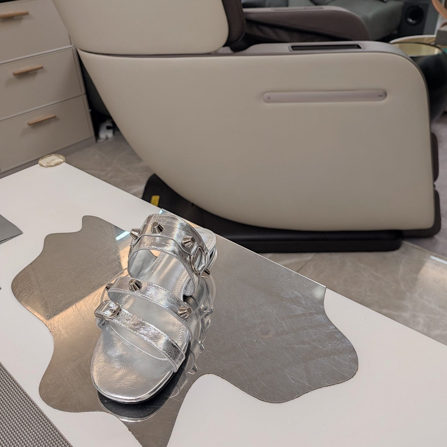 STRAPPY FLAT SANDALS IN SILVER STUDDED WAX-OIL SHEEPSKIN