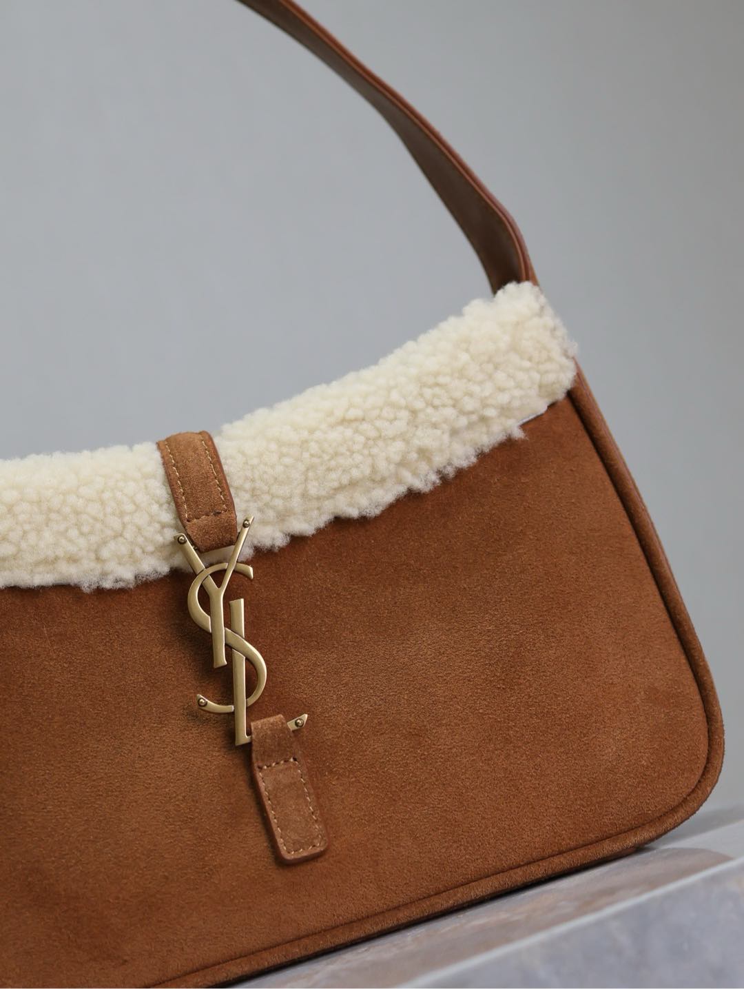 LE 5 À 7 SHOULDER BAG 25 IN BROWNIE SUEDE AND WHITE SHEARLING TRIM