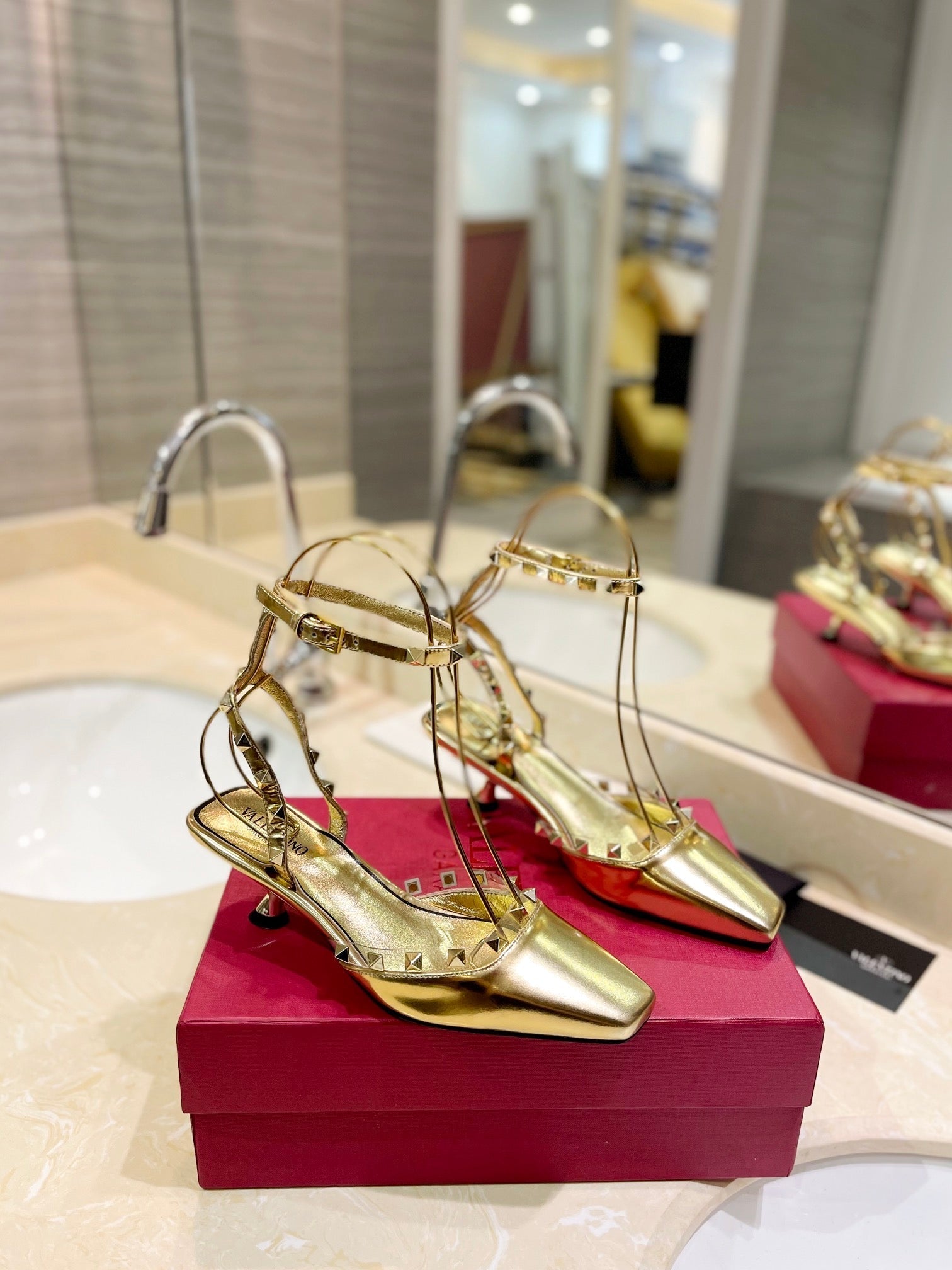 ROCKSTUD SLINGBACK IN GOLD CALFSKIN 50MM