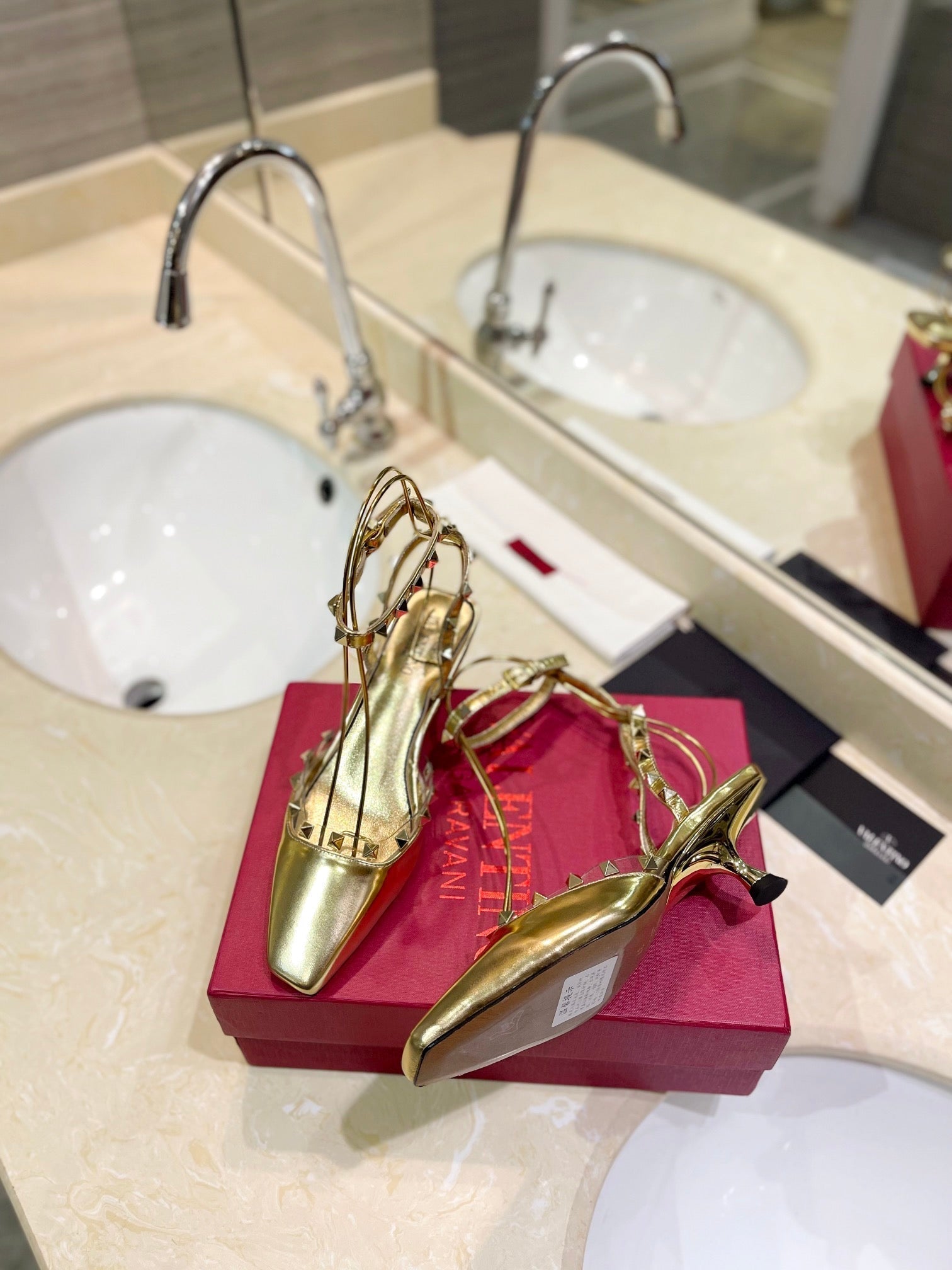 ROCKSTUD SLINGBACK IN GOLD CALFSKIN 50MM